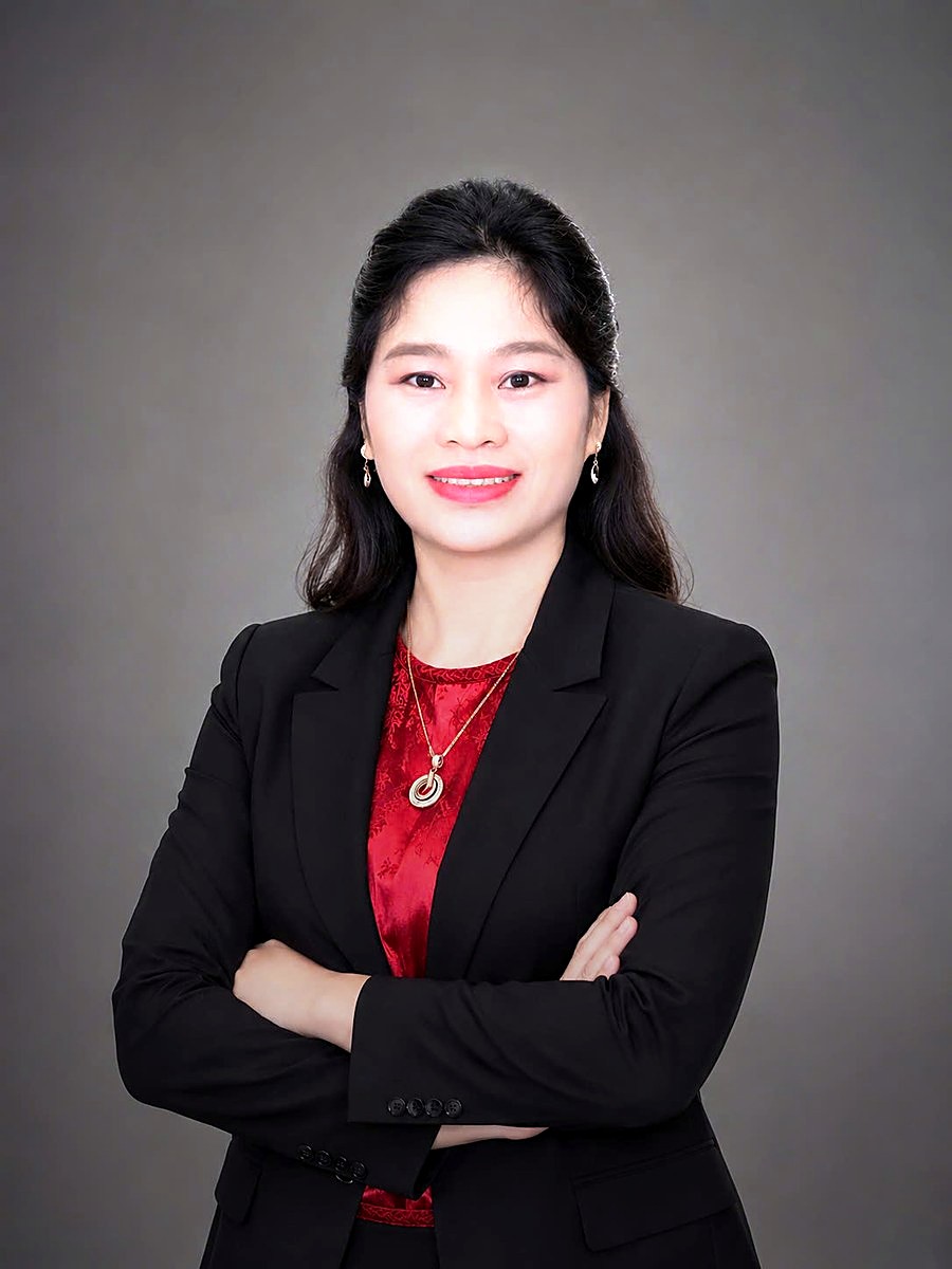 Cô Nguyễn Thị Kim Hồng, Giám đốc