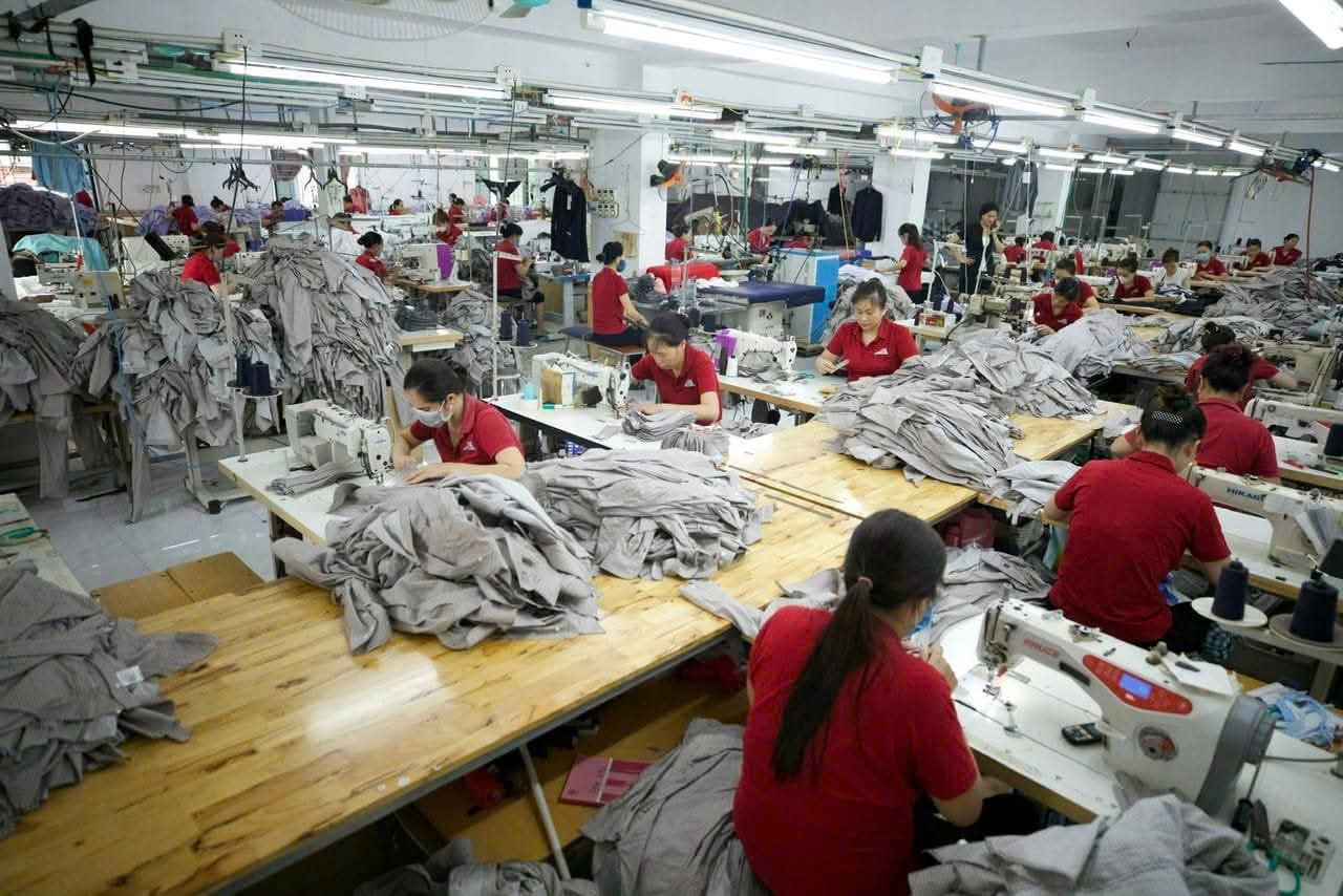 Học viên làm quen với chuyền may